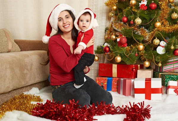 Счастливый семейный портрет в новогоднем оформлении, концепция зимнего праздника, украшенная елка и подарки — стоковое фото