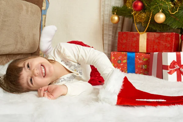 Портрет счастливой девушки в рождественском оформлении, концепция зимнего праздника, украшенная елка и подарки — стоковое фото