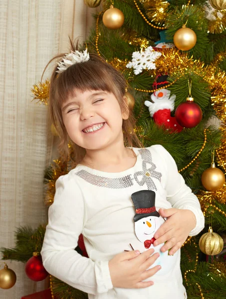 Счастливая девушка портрет в рождественском украшении, играть со снеговиком игрушки, зимний праздник концепции, украшенные елки и подарки — стоковое фото