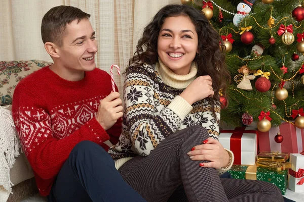 Coppia felice con Natale e regalo di Capodanno a casa. Abete con decorazione. Concetto vacanza invernale. Famiglia sorridente insieme . — Foto Stock