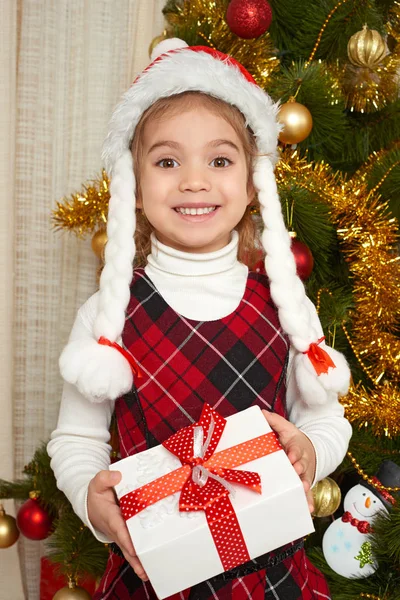 Ritratto della ragazza felice nella decorazione di Natale, concetto di vacanza invernale, abete decorato e regali — Foto Stock