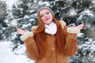 kış açık, karlı köknar ağaçları orman, uzun kızıl saç, güzel kadın bir koyun derisi palto giyiyor