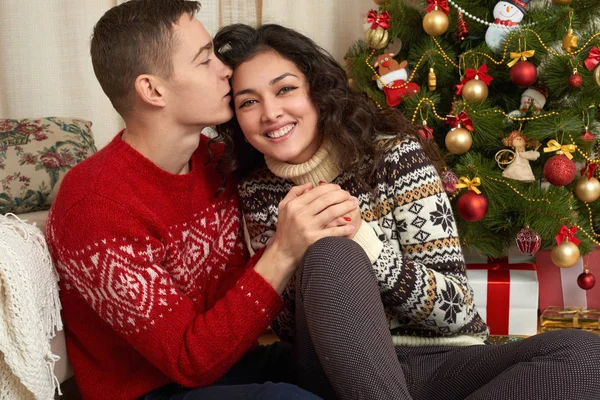 집에서 크리스마스와 새 해 선물 행복 한 커플. 전나무 나무 장식으로. 겨울 휴가 개념. 가족을 함께 웃 고. — 스톡 사진