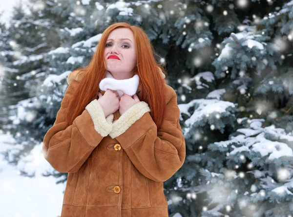 Hermosa mujer en invierno al aire libre, abetos nevados en el bosque, pelo largo y rojo, con un abrigo de piel de oveja — Foto de Stock