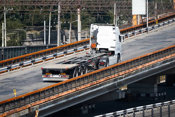 LKW auf der Straße, Fahrt über die Brücke, industrielle Infrastruktur, Gütertransport, Liefer- und Versandkonzept — Stockfoto