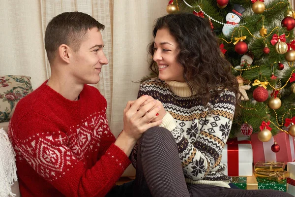 집에서 크리스마스와 새 해 선물 행복 한 커플. 전나무 나무 장식으로. 겨울 휴가 개념. 가족을 함께 웃 고. — 스톡 사진