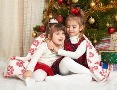 iki kız portre Noel dekorasyonu, kış tatil kavramı, süslü çam ağacı ve hediyeler