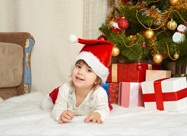 快乐的女孩画像中的圣诞装饰、 冬天假日概念、 装饰的枞树和礼物 — 图库照片