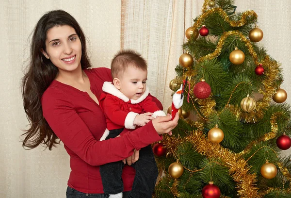 Gelukkig familieportret in kerst decoratie, winter vakantie concept, ingerichte fir tree en geschenken — Stockfoto