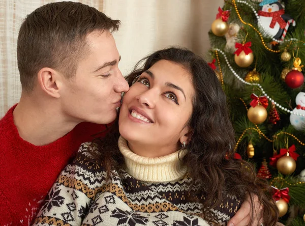 Щаслива пара в різдвяному прикрасі вдома. Напередодні Нового року прикрашали ялинку. Зимове свято і концепція кохання . — стокове фото