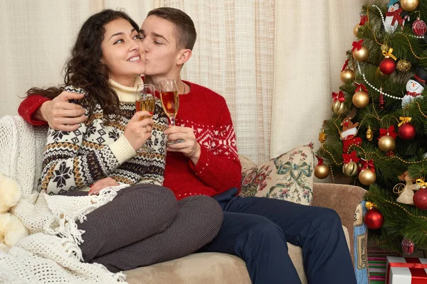 Coppia felice nella decorazione di Natale a casa. Capodanno, abete decorato. Vacanza invernale e concetto di amore . — Foto Stock