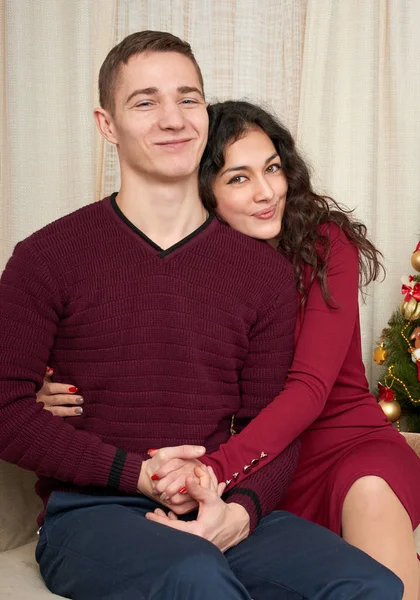 Glückliches Paar in Weihnachtsdekoration zu Hause. Silvester, geschmückter Tannenbaum. Winterurlaub und Liebeskonzept. — Stockfoto