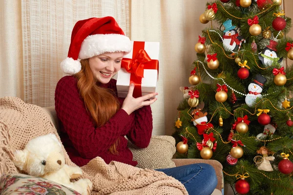 Schöne Mädchen in Weihnachtsdekoration zu Hause. Silvester- und Winterferienkonzept. — Stockfoto