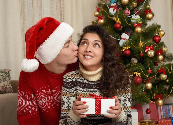 Coppia felice nella decorazione di Natale a casa. Capodanno, abete decorato. Vacanza invernale e concetto di amore . — Foto Stock