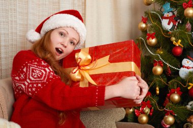 Noel dekorasyon evde güzel kız. Yeni yıl arifesi ve kış tatil kavramı.