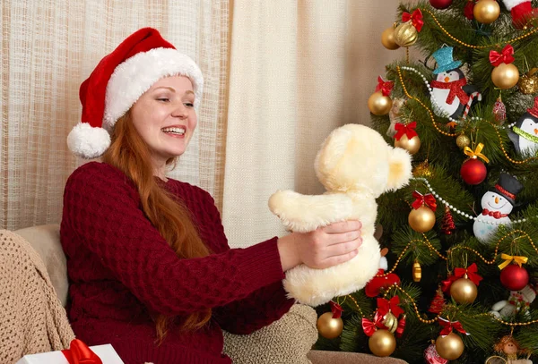 Menina bonita na decoração de Natal em casa. Véspera de ano novo e conceito de férias de inverno . — Fotografia de Stock