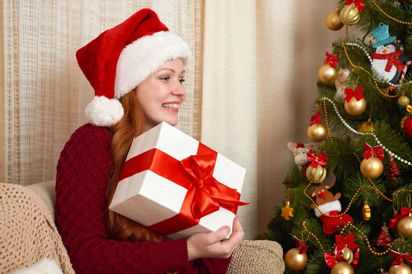 Schöne Mädchen in Weihnachtsdekoration zu Hause. Silvester- und Winterferienkonzept. — Stockfoto