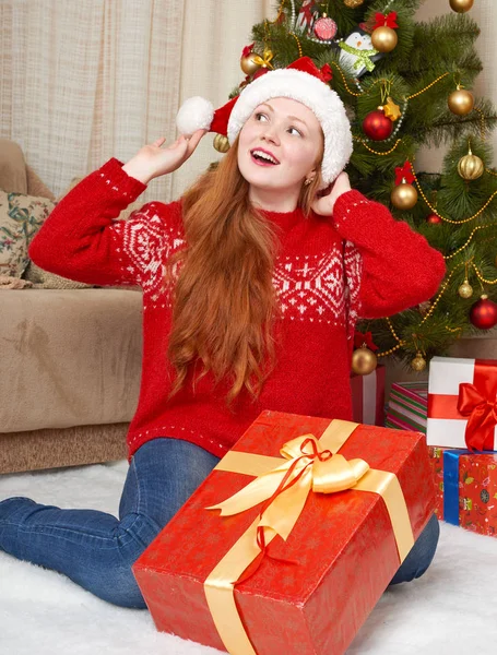 在圣诞节装饰的漂亮女孩。家庭室内装饰的枞树和礼物。新年前夕和冬季假日概念. — 图库照片