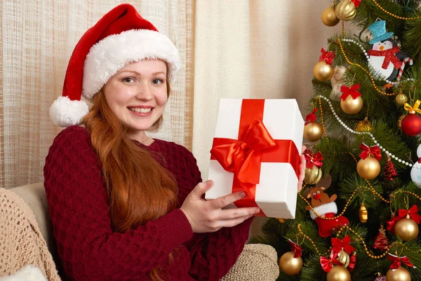 Krásná dívka v Vánoční dekorace doma. Nový rok eve a zimní dovolená concept. — Stock fotografie
