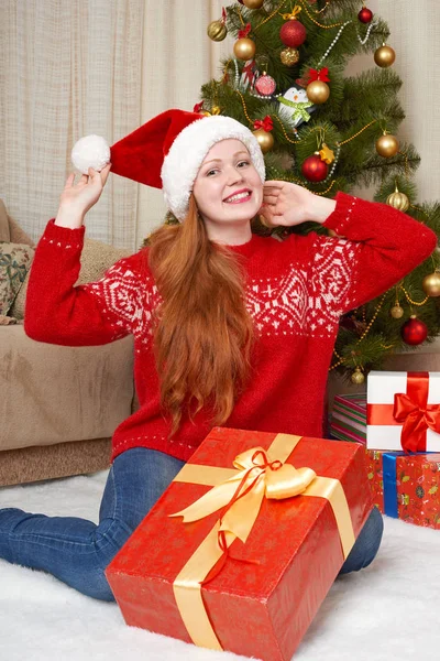 크리스마스 장식에서 아름 다운 소녀입니다. 홈 인테리어 장식된 전나무 나무와 선물입니다. 새 해 이브와 겨울 휴가 개념. — 스톡 사진