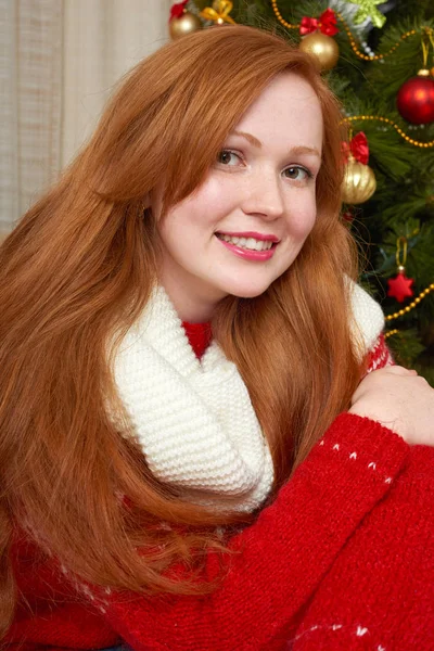 Krásná dívka v Vánoční dekorace. Domácí interiér dekorovaný jedle a dary. Nový rok eve a zimní dovolená concept. — Stock fotografie