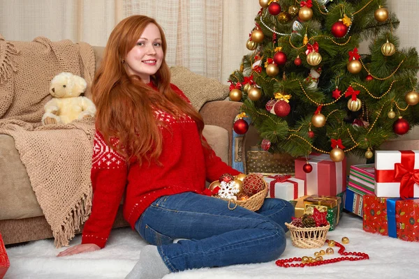 Krásná dívka v Vánoční dekorace. Domácí interiér s dekorem — Stock fotografie