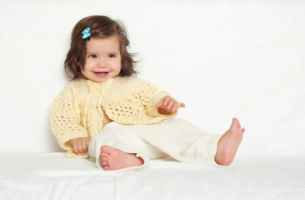Glückliche kleine Mädchen sitzen auf weißem Handtuch, glückliche Emotion und Gesichtsausdruck — Stockfoto