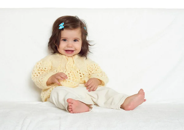 Niña pequeña y feliz sentarse en una toalla blanca, emoción feliz y expresión de la cara — Foto de Stock