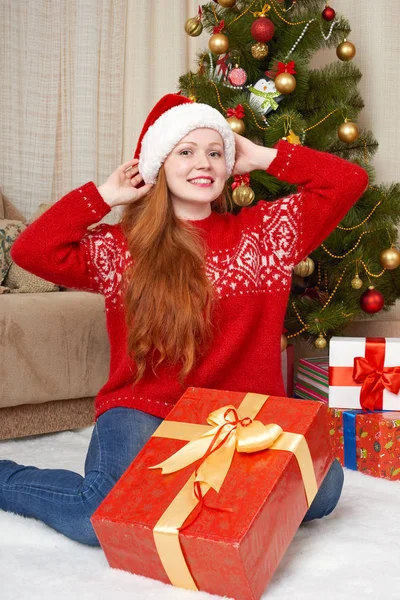 크리스마스 장식에서 아름 다운 소녀입니다. 홈 인테리어 장식된 전나무 나무와 선물입니다. 새 해 이브와 겨울 휴가 개념. — 스톡 사진