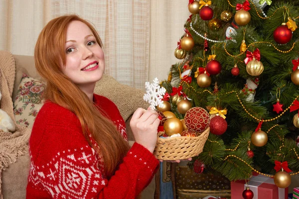 Krásná dívka v Vánoční dekorace. Domácí interiér dekorovaný jedle a dary. Nový rok eve a zimní dovolená concept. — Stock fotografie