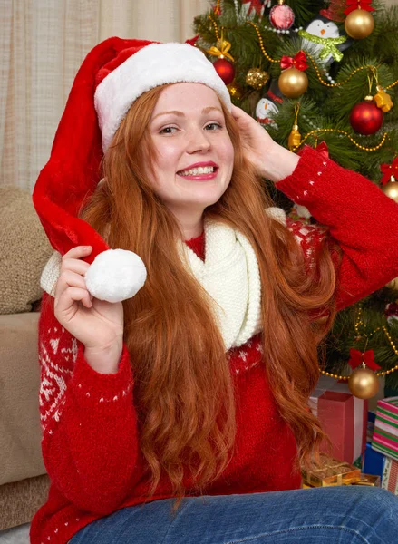 Schönes Mädchen in Weihnachtsdekoration. Innenausstattung mit geschmücktem Tannenbaum und Geschenken. Silvester- und Winterferienkonzept. — Stockfoto