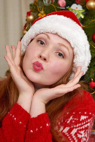 Schönes Mädchen in Weihnachtsdekoration. Innenausstattung mit geschmücktem Tannenbaum und Geschenken. Silvester- und Winterferienkonzept. — Stockfoto