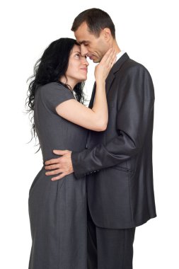 Romantik Çift sarılma, giyinmiş izole siyah takım elbiseli, beyaz