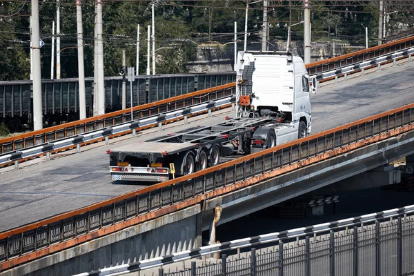 Un camion alb pe drum trece peste pod, infrastructura industrială, transportul de mărfuri, livrarea și conceptul de transport maritim — Fotografie, imagine de stoc
