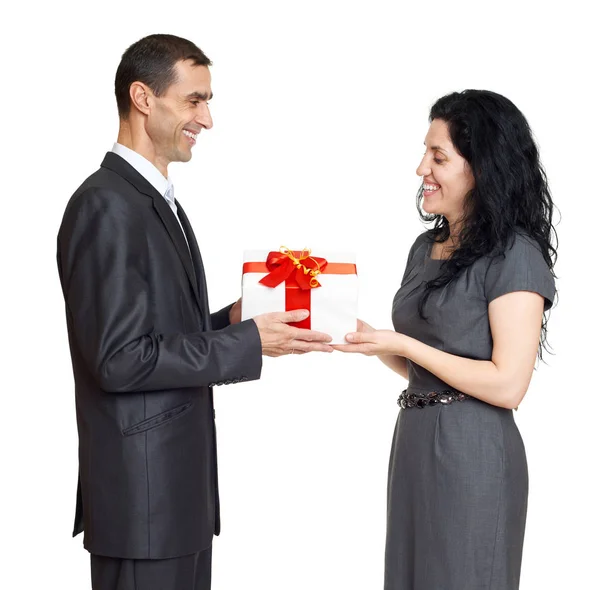 선물 상자와 로맨틱 커플, 사람들이 옷을 입고 검은 정장, 남자 흰색 배경에 고립 된 여자에 게 선물을 제공 — 스톡 사진