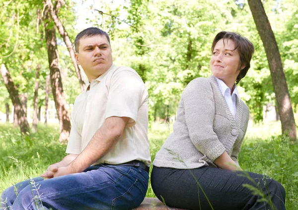 Couple malheureux dans le parc d'été. Expression du visage et grimace . — Photo