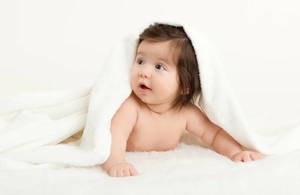 Adorably baby lie on white towel in bed. Happy childhood and healthcare concept. Yellow toned — Stock Photo, Image