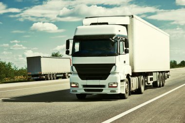 Yol, mavi gökyüzü, kargo taşıma kavramı, sarı tonda kamyon