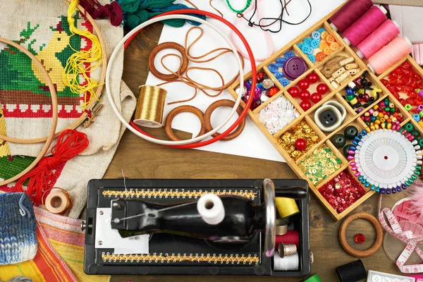 Швейні аксесуари вид зверху, швачка робоче місце, багато предметів для рукоділля, вишивки та рукоділля — стокове фото
