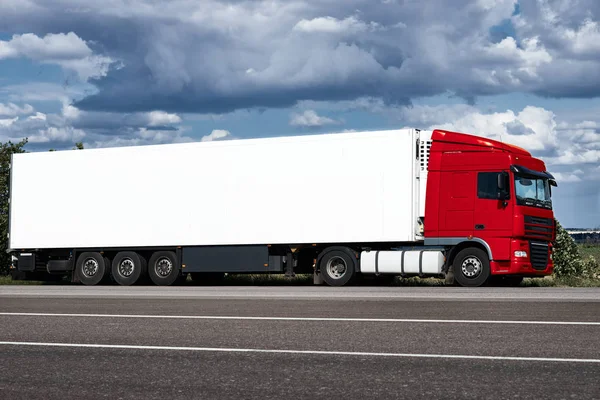 Ciężarówka na drodze z biały pojemnik puste, Błękitne niebo, koncepcja transportu ładunków — Zdjęcie stockowe