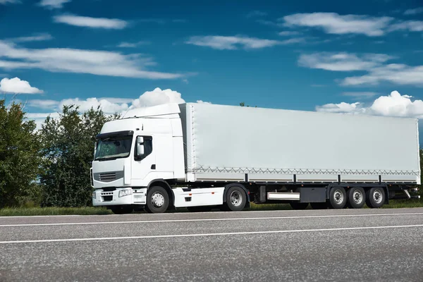 Fehér teherautó road, kék ég, rakomány szállítás fogalma — Stock Fotó