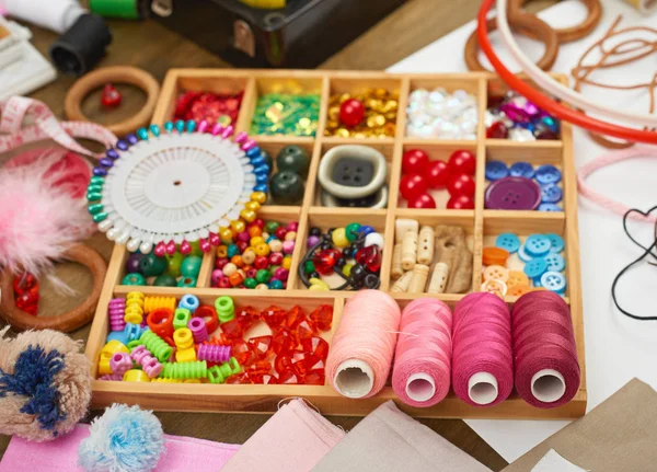 Set von Accessoires und Schmuck zum Sticken, Nähzubehör von oben, Näherin Arbeitsplatz, viele Objekte für Handarbeit, Stickerei, Handarbeit und Handarbeit — Stockfoto