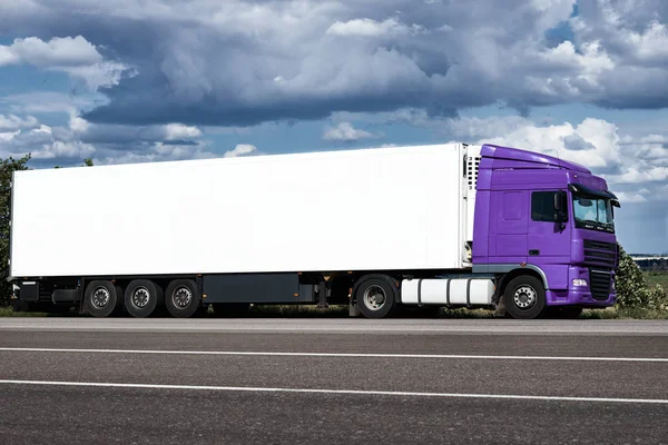 Camión en carretera con contenedor blanco, cielo azul, concepto de transporte de carga — Foto de Stock
