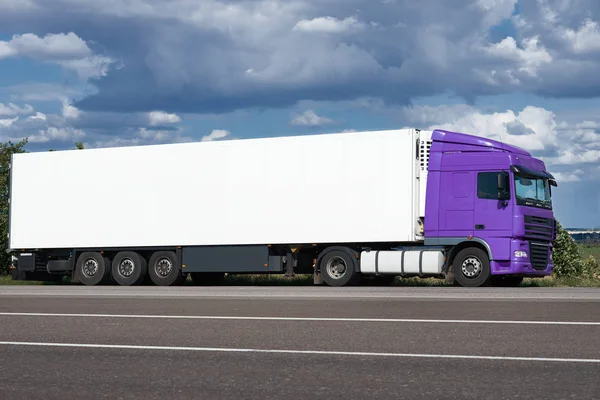 Caminhão na estrada com recipiente em branco branco, céu azul, conceito de transporte de carga — Fotografia de Stock