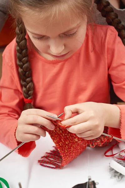 Girl knitting a scarf, sewing accessories, seamstress workplace, many object for needlework, handmade and handicraft — Stock Photo, Image