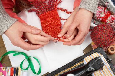 Anne kızı kız örgü, üstten görünüm, dikiş aksesuarları üstten görünüm, terzi işyeri, birçok nesne dikiş, el yapımı ve el sanatları için öğretim