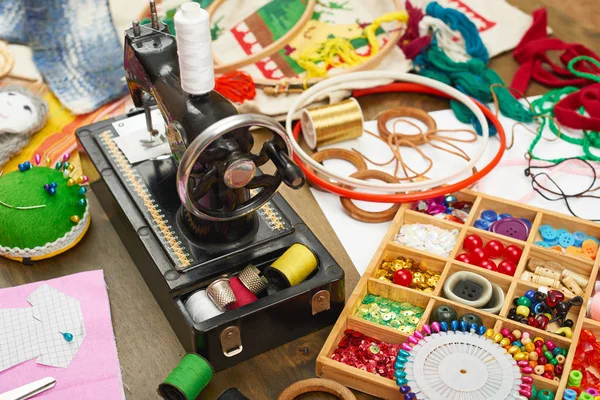 Nähzubehör von oben, Schneiderarbeitsplatz, viele Objekte für Handarbeit, Stickerei, Handarbeit und Handarbeit — Stockfoto