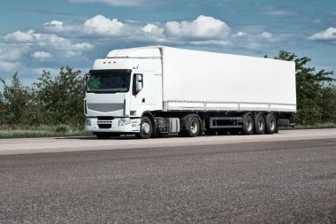 Kamyon road, mavi gökyüzü, kargo taşıma kavramı üzerinde