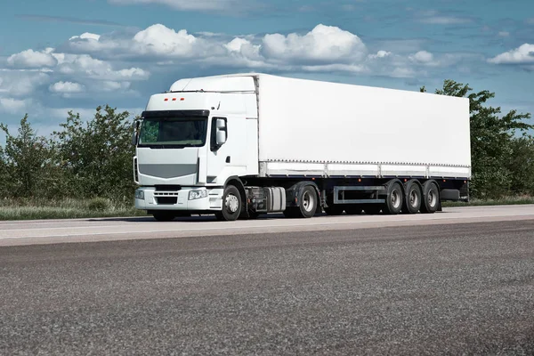 Camión en carretera, cielo azul, concepto de transporte de carga —  Fotos de Stock