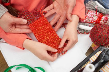 Anne kızı kız örgü, üstten görünüm, dikiş aksesuarları üstten görünüm, terzi işyeri, birçok nesne dikiş, el yapımı ve el sanatları için öğretim